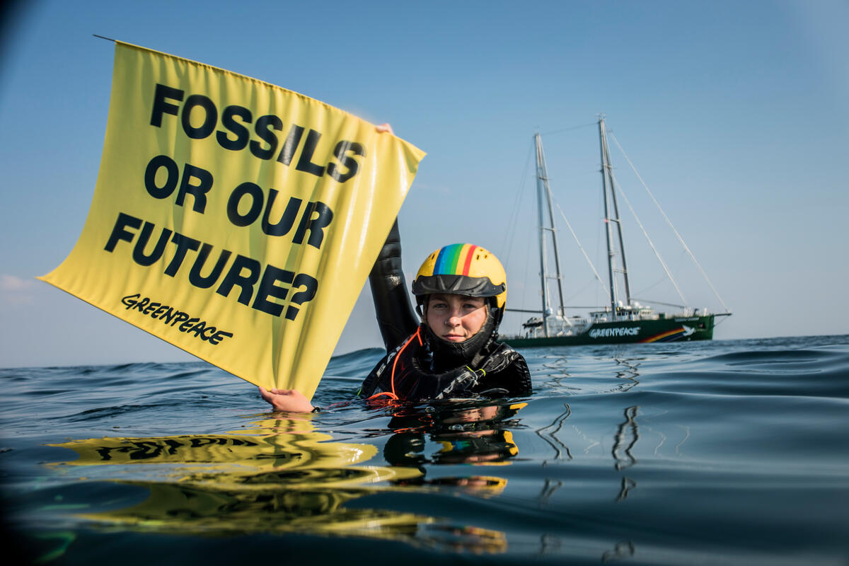 參與8月佔領北海鑽油臺的丹麥行動者，舉起「化石燃料 VS 你我未來」標語，說明為何要反對化石燃料的開發。