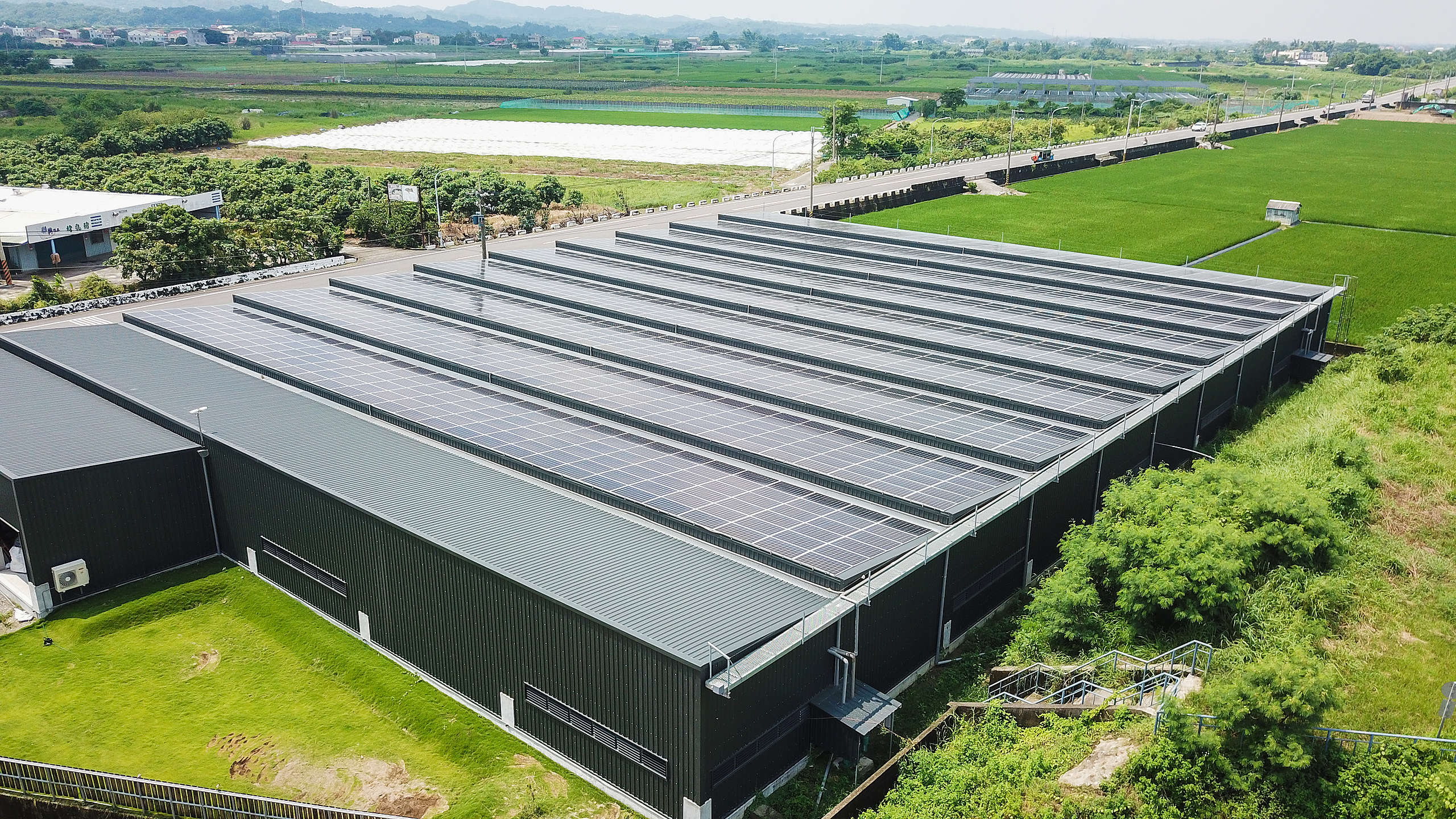 為減緩氣候變遷,能源轉型刻不容緩,照片為臺南養殖場上鋪滿太陽能板。