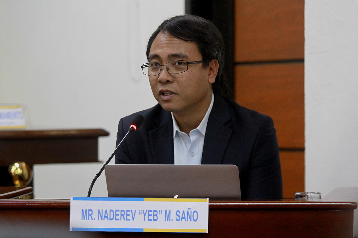 綠色和平東南亞分部執行總監Yeb於2018年出席菲律賓人權委員會聽證會。