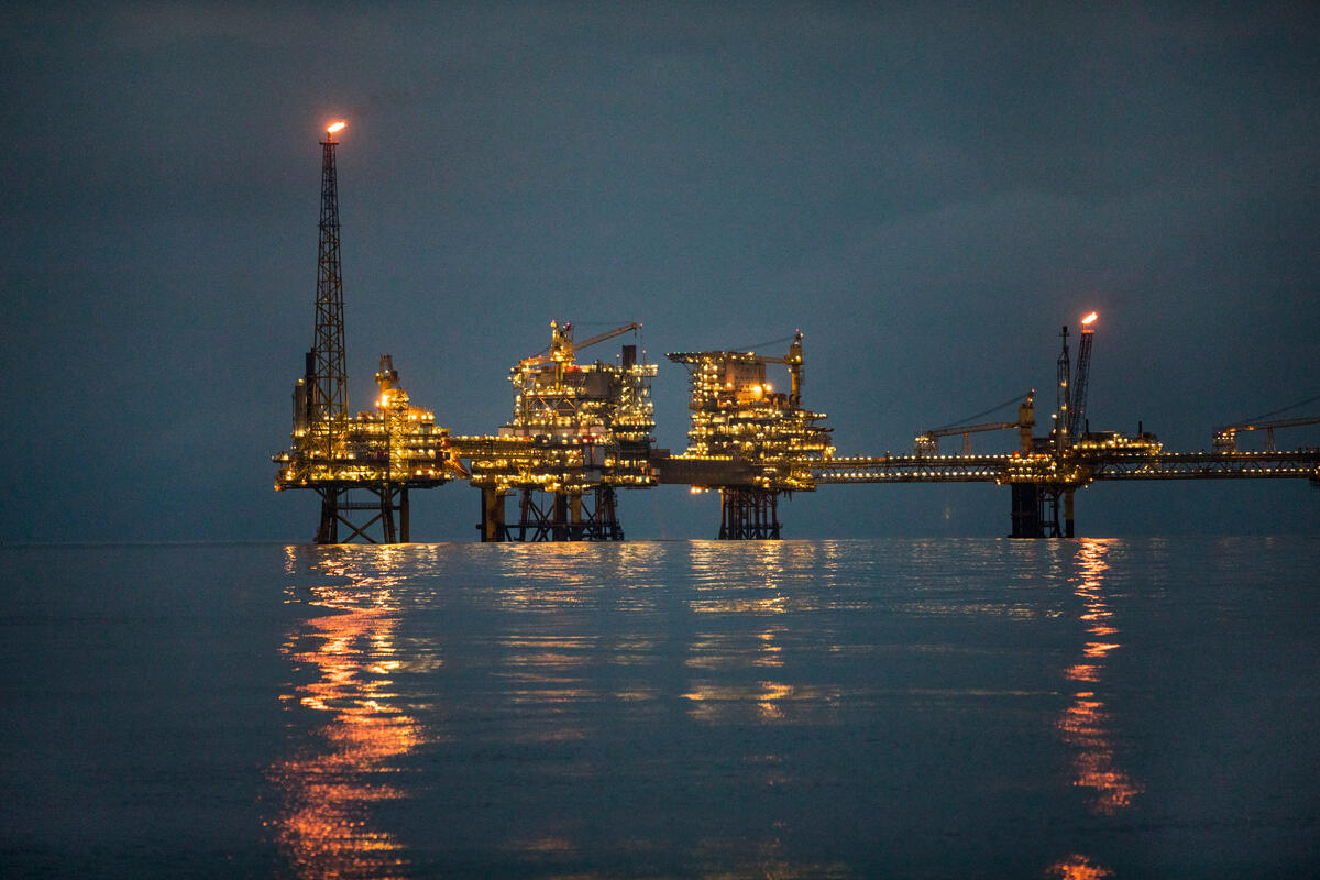 丹麥為歐盟最大的石油生產國，每天生產103,000桶石油，長期助長氣候變遷。