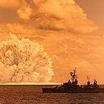 美國海軍船艦發射核彈後，於水下爆炸。（US Navy / public domain）
