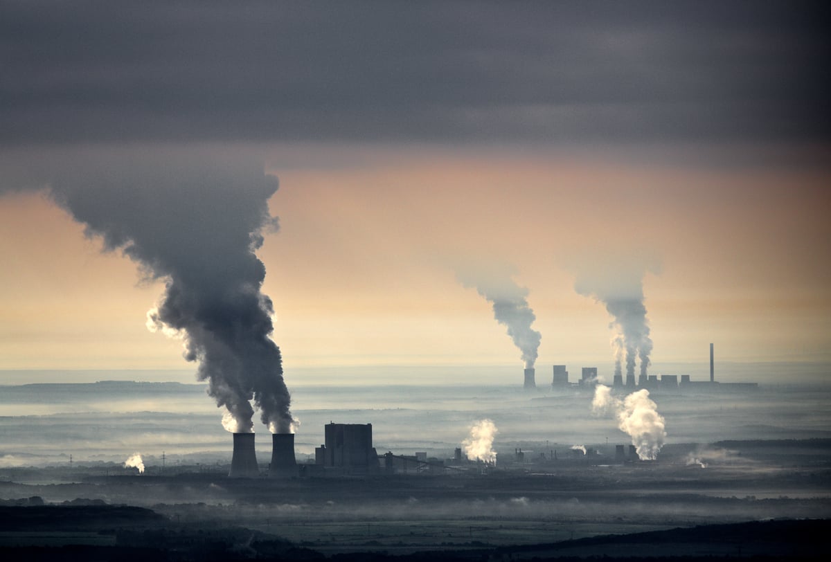 化石燃料如煤炭與石油，是造成二氧化碳排放量大增的主因之一，助長氣候變遷的危機。