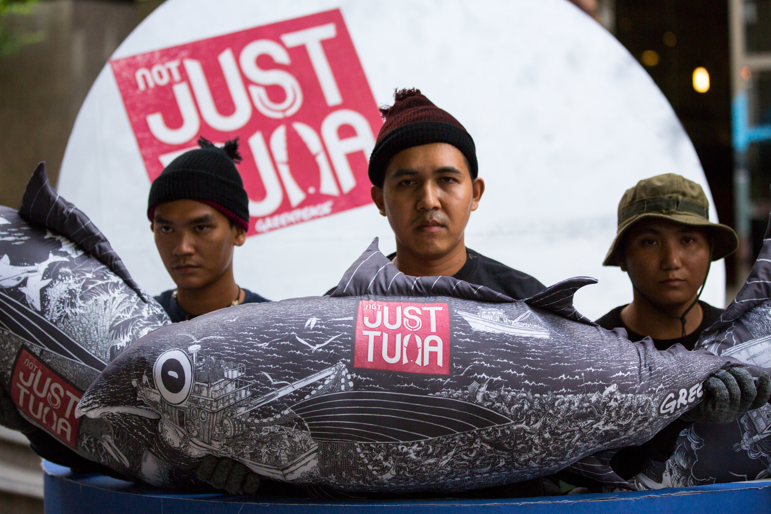 綠色和平泰國行動者於「泰聯」集團前擺放大型罐頭鮪魚，倡議該公司須重視漁工人權，並改善其勞動環境與過度漁撈的現況。