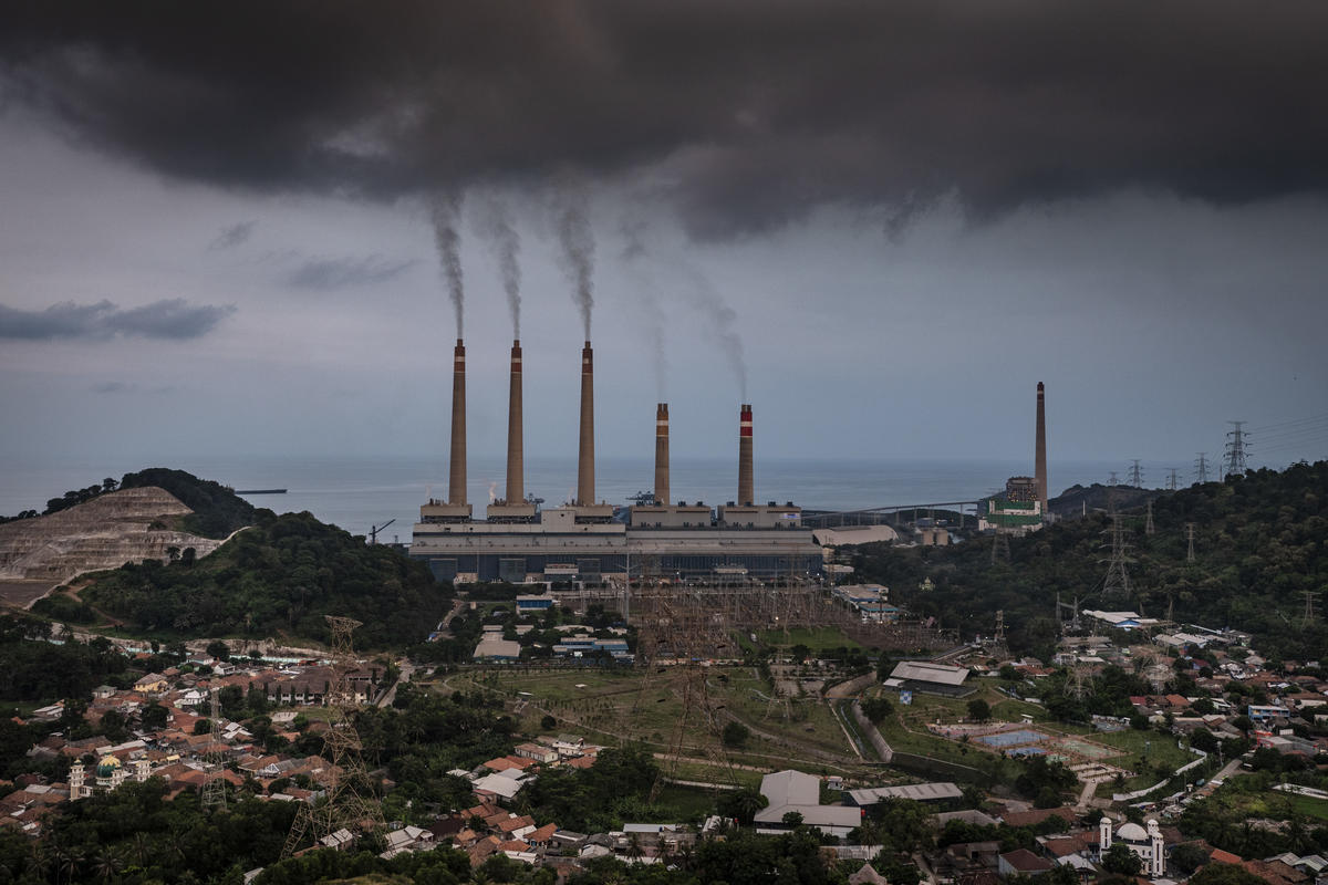 位於印尼蘇拉拉雅的燃煤電廠，不僅造成空氣污染，更排放大量二氧化碳，助長氣候變遷。