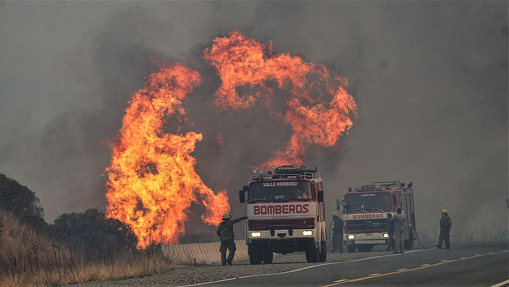 阿根廷科爾多瓦省（Córdoba）大火尚未平息，消防員疲於奔命。