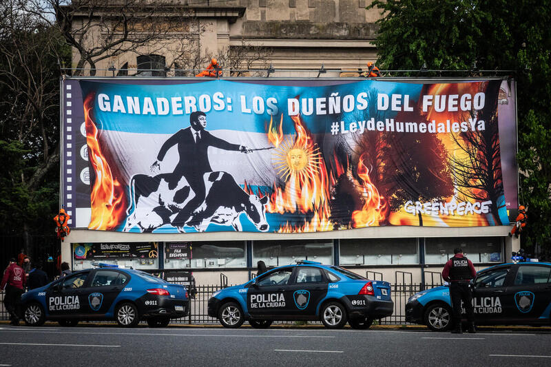 「牧場主就是點火者！」綠色和平行動者上月底在阿根廷首都布宜諾斯艾利斯發起直接行動，把18公尺長布條懸掛當地農牧業聯會外牆，促請對方停止阻礙制訂護林法例。