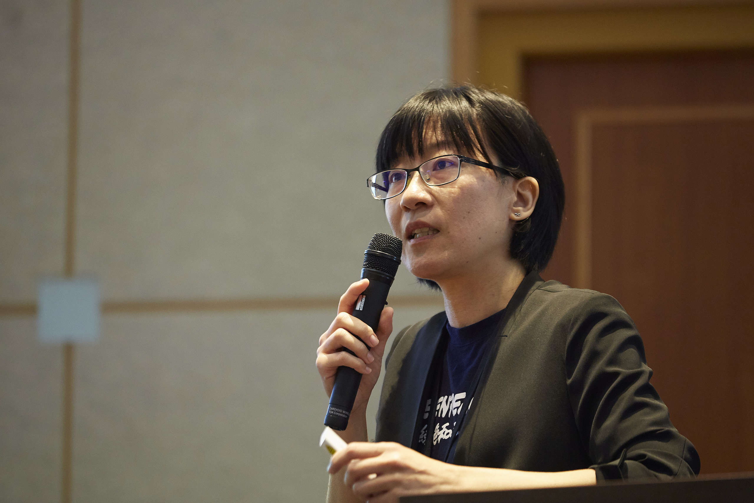 綠色和平專案主任羅祖珍與在場業者分享臺灣減塑專案推行歷程，並表示將會繼續鼓勵企業提高資訊透明度，改變銷售模式，促進產業鏈減塑合作機會。