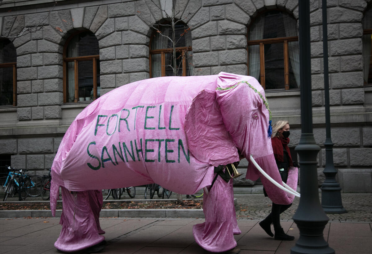 在挪威奧斯陸最高法院外，行動者展示一頭粉紅色的大象，上面以挪威語寫著：「說出真相」。
