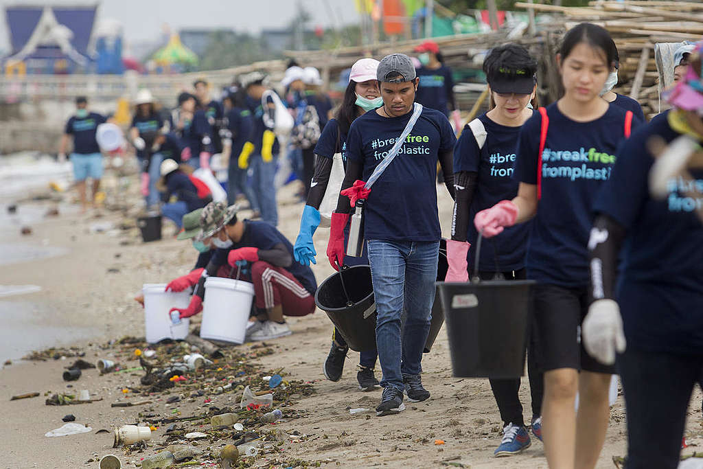 Plastics Brand Audit at Wonnapa Beach in Chonburi. © Chanklang Kanthong / Greenpeace