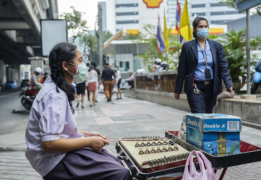 Citizens Wear Masks against Air Pollution in Bangkok. © Arnaud Vittet / Greenpeace
