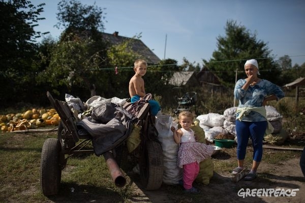 Local Family with Wagon of Potatoes in Ukraine © Denis Sinyakov / Greenpeace