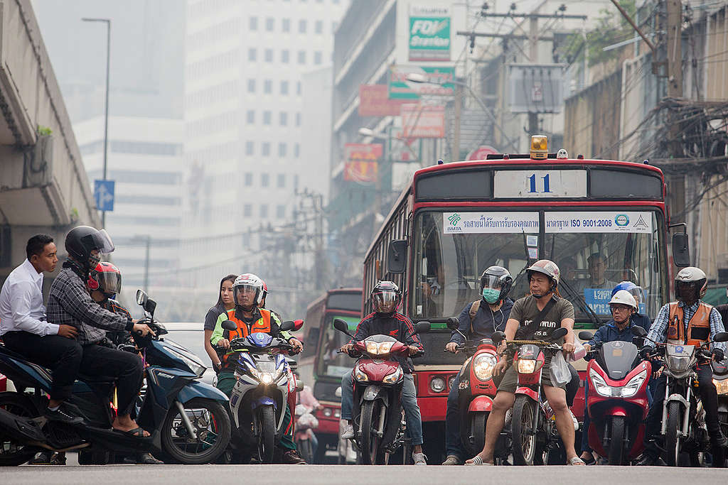 Traffic causing Air Pollution in Bangkok. © Chanklang  Kanthong / Greenpeace