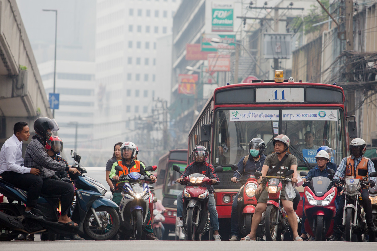 Traffic causing Air Pollution in Bangkok. © Chanklang Kanthong / Greenpeace