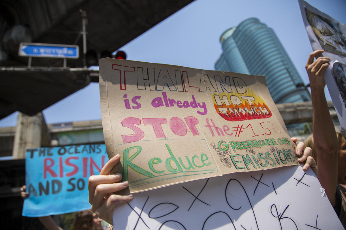 Fridays for Future Student Demonstration in Bangkok. © Biel Calderon / Greenpeace