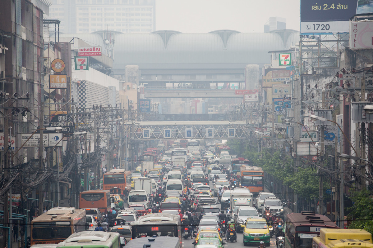 Traffic causing Air Pollution in Bangkok © Chanklang Kanthong / Greenpeace