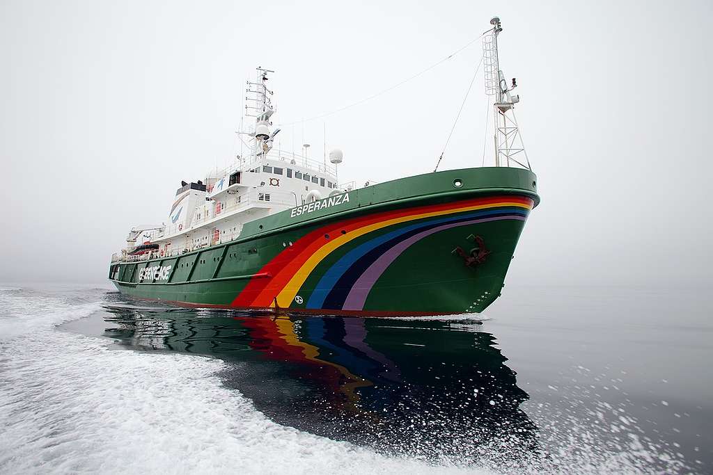 Esperanza off the Coast of Greenland. © Jiri Rezac / Greenpeace Esperanza off the Coast of Greenland. © Jiri Rezac / Greenpeace