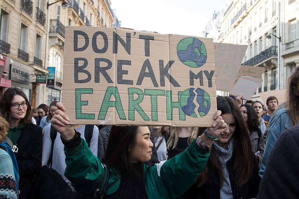 Thousands of Students March for Climate in Paris. © Elsa Palito / Greenpeace