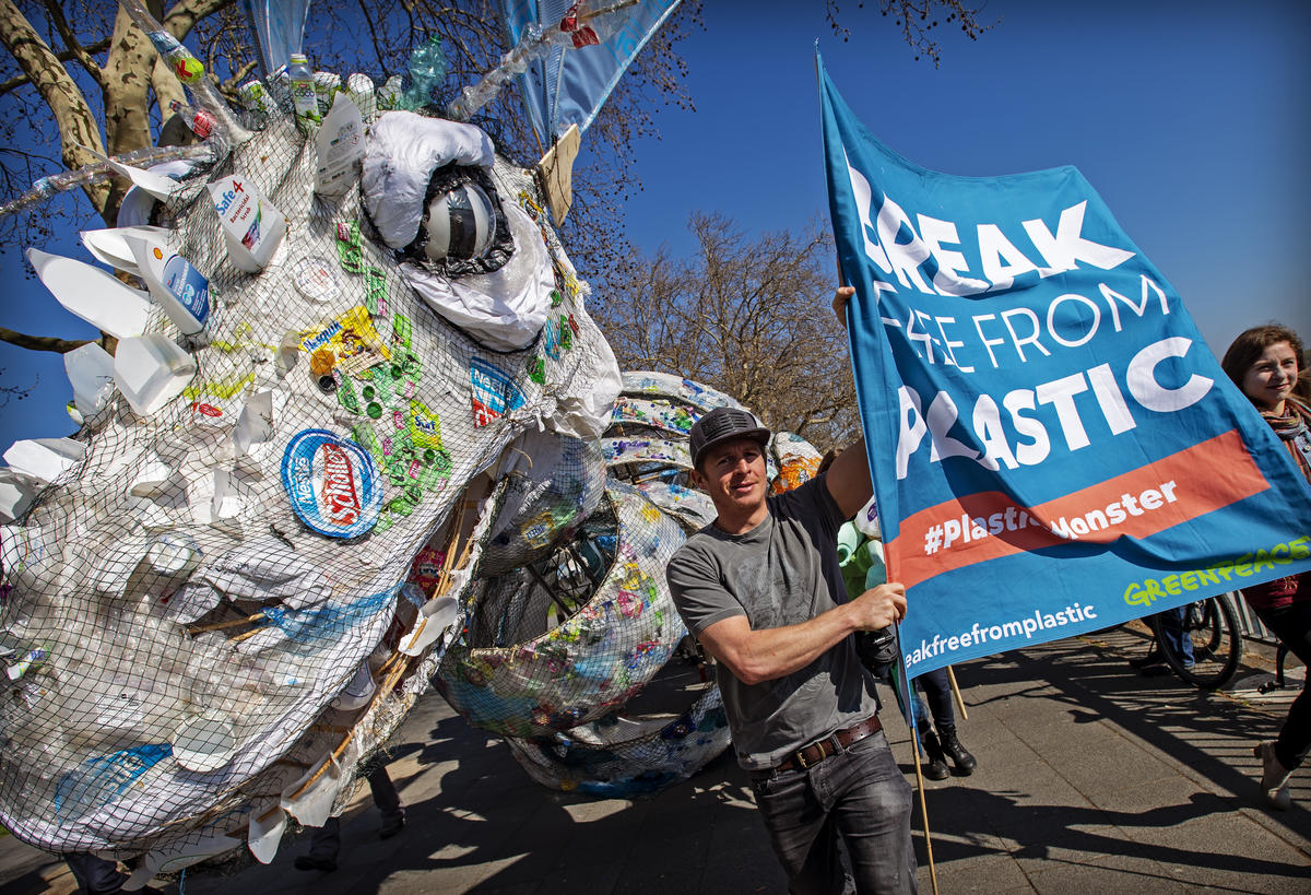 Plastic Monster Walk in Cologne. © Marten  van Dijl / Greenpeace