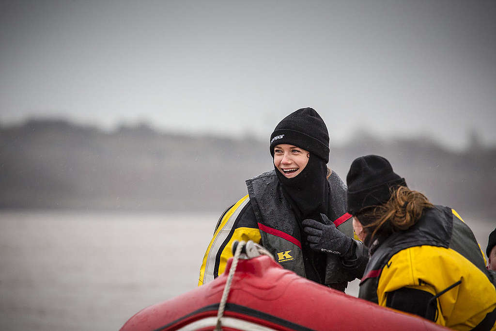 Bonnie Wright Joins Investigation into River Plastic Pollution in UK. © Will Rose / Greenpeace