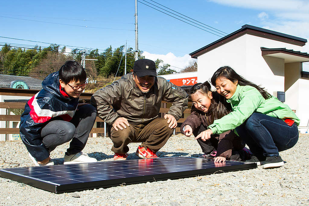 Photovoltaic Installation on Shop Roof in Japan. © Takashi Hiramatsu / Greenpeace