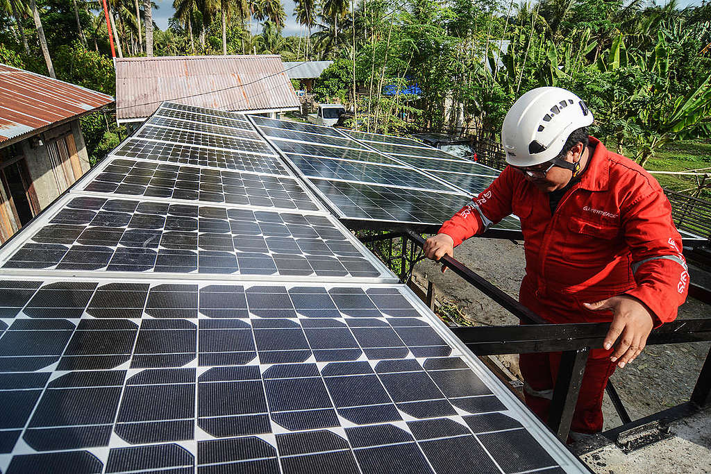 Solar Panel Installation in Donggala, Sulawesi. © Basri Marzuki / Greenpeace