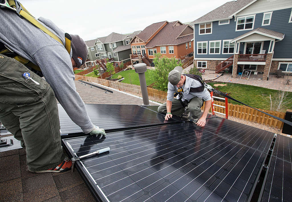 Rooftop Solar Installation in Colorado. © Greenpeace / Robert Meyers