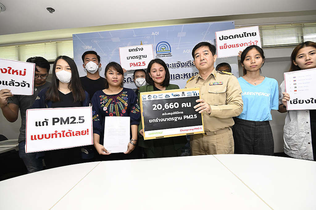 PM2.5 Petition Delivery at Pollution Control Department in Thailand. © Roengchai Kongmuang / Greenpeace