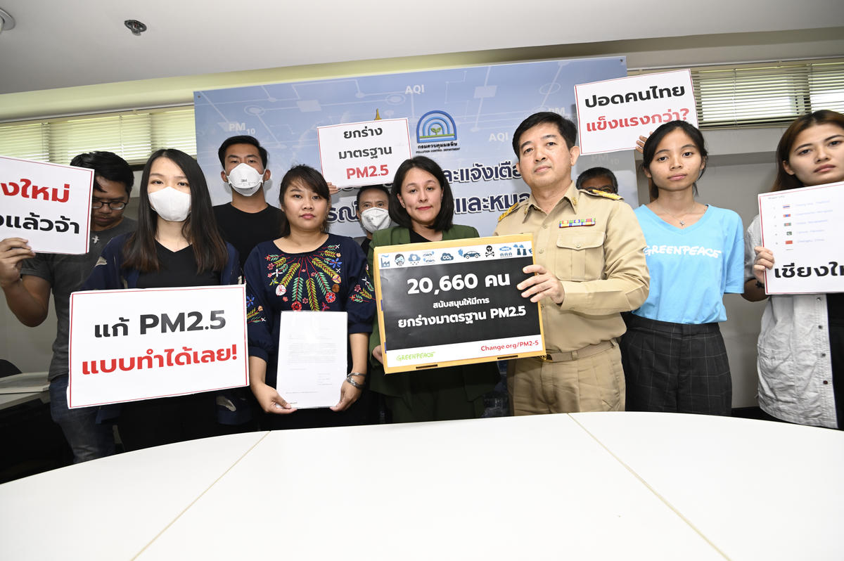 PM2.5 Petition Delivery at Pollution Control Department in Thailand. © Roengchai  Kongmuang / Greenpeace