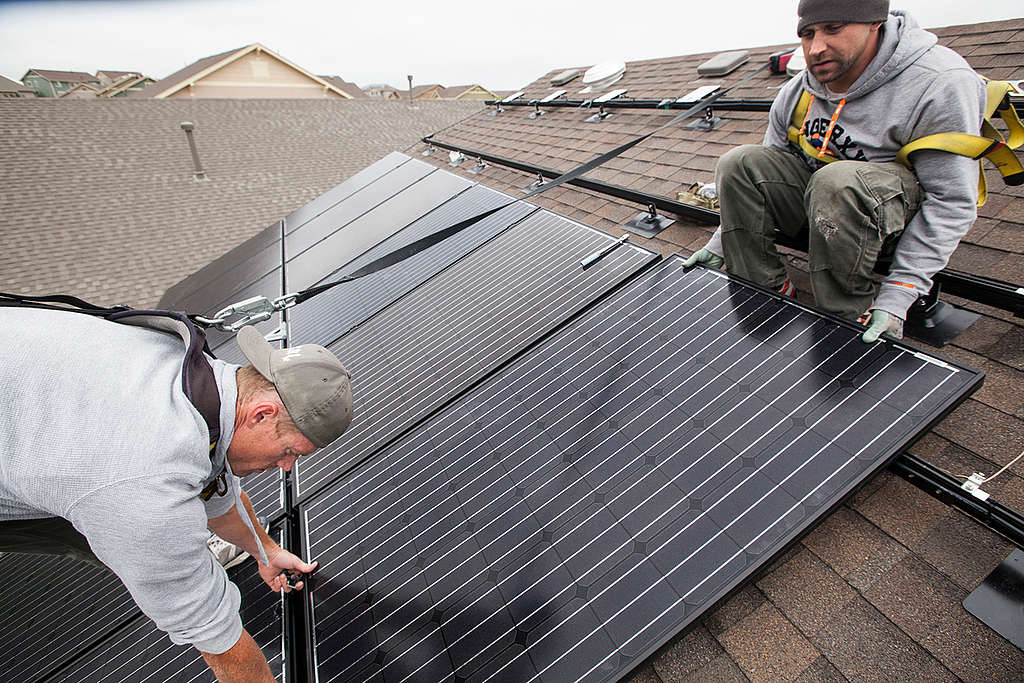 Rooftop Solar Installation in Colorado. © Greenpeace / Robert Meyers