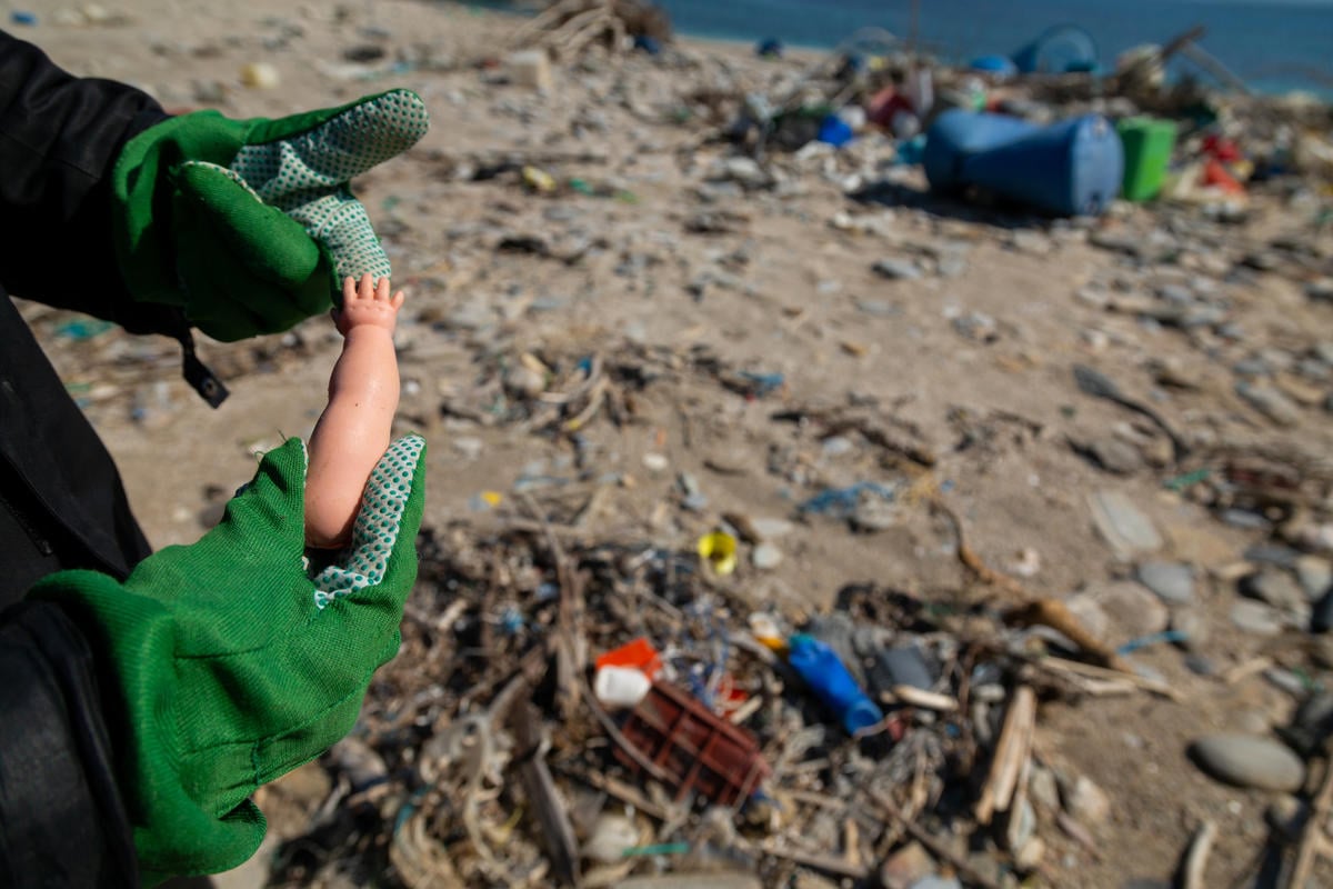 Revisiting Beaches after Clean-up in Greece. © Constantinos Stathias / Greenpeace