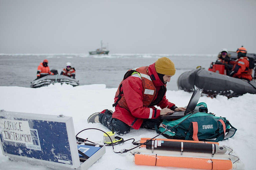 Science Research in the Arctic. © Denis Sinyakov / Greenpeace