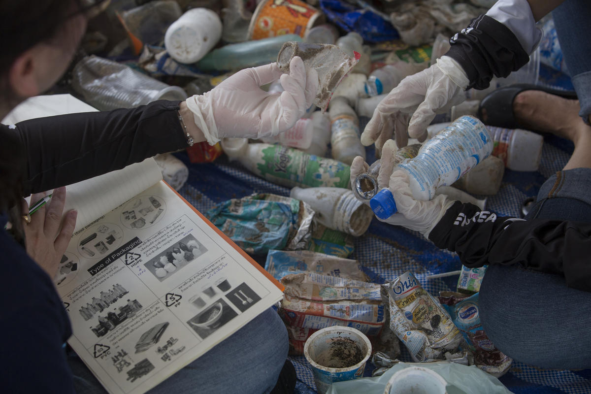 Plastics Brand Audit at Wonnapa Beach in Chonburi. © Chanklang Kanthong / Greenpeace