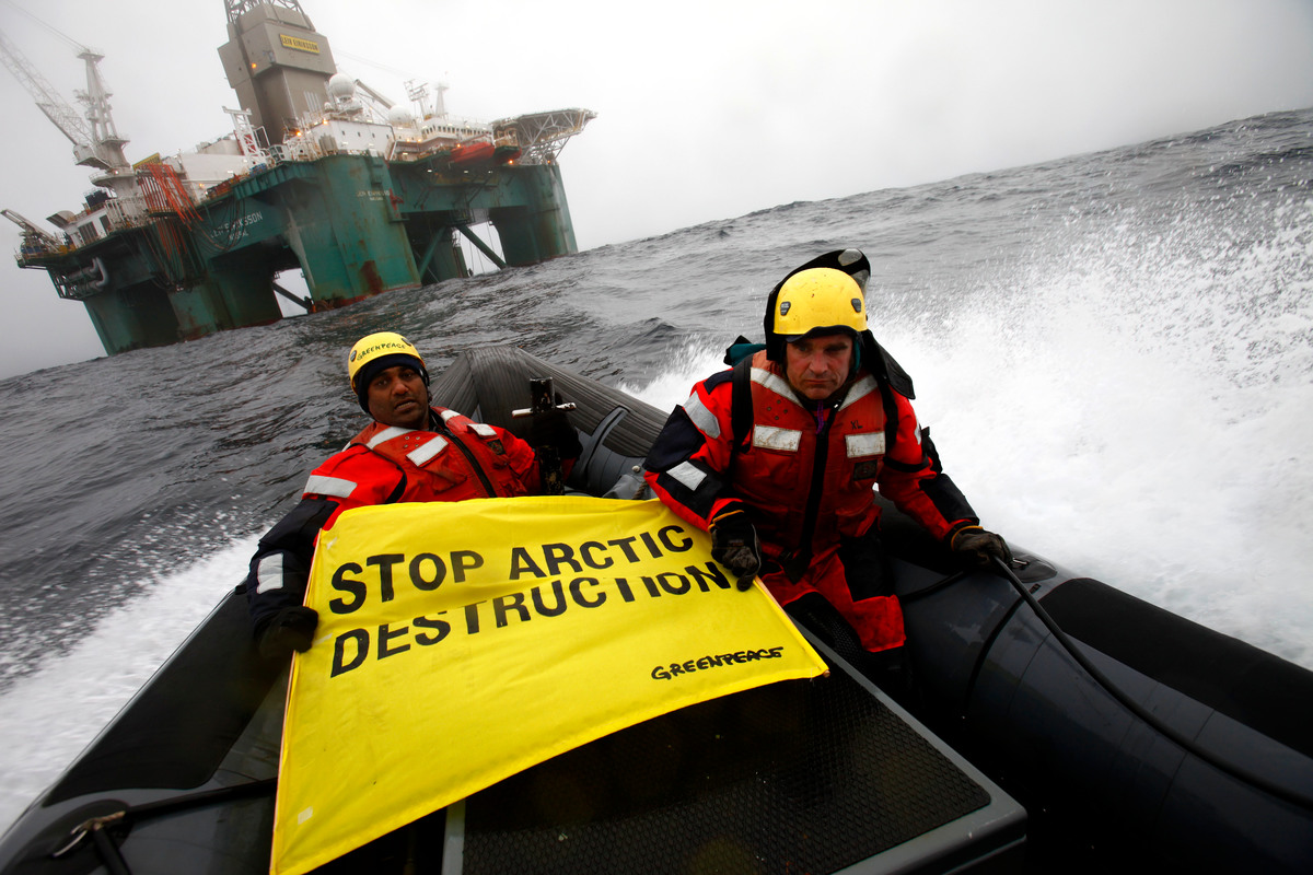 Kumi Naidoo Boards The Leiv Eiriksson. © Jiri Rezac / Greenpeace