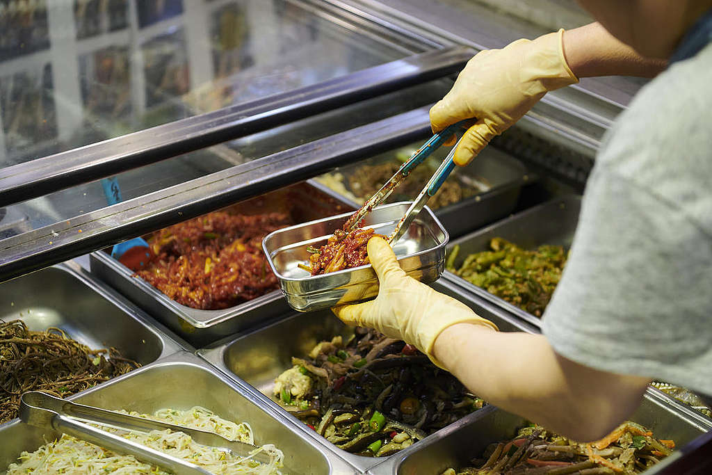 Plastic-Free Shopping Practices in Mangwon Market, Seoul. © Jung Park / Greenpeace