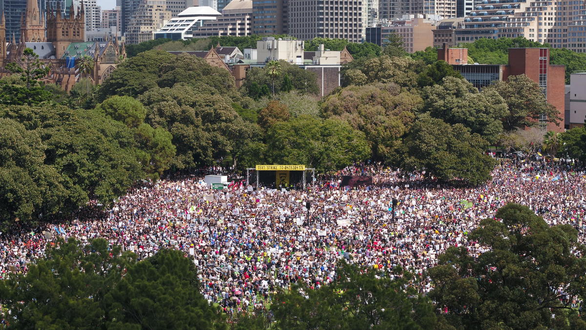 Drone shots of the crowd at the Sydney Climate Strikes. © Crisp Aerial Imagery / Greenpeace