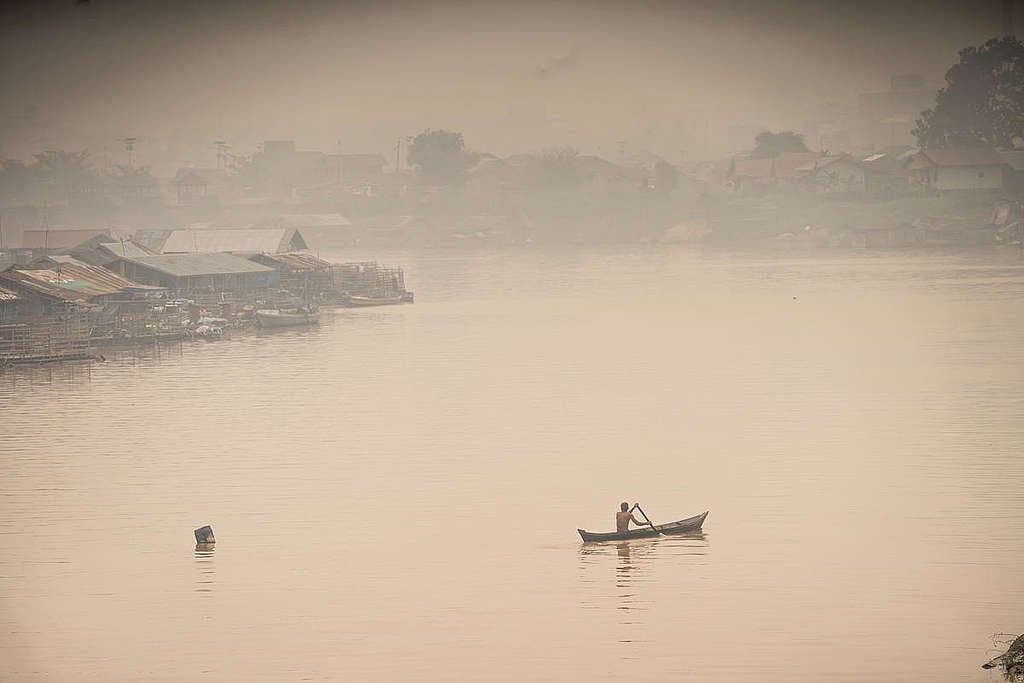 Haze from Forest Fires in Central Kalimantan. © Jurnasyanto Sukarno / Greenpeace