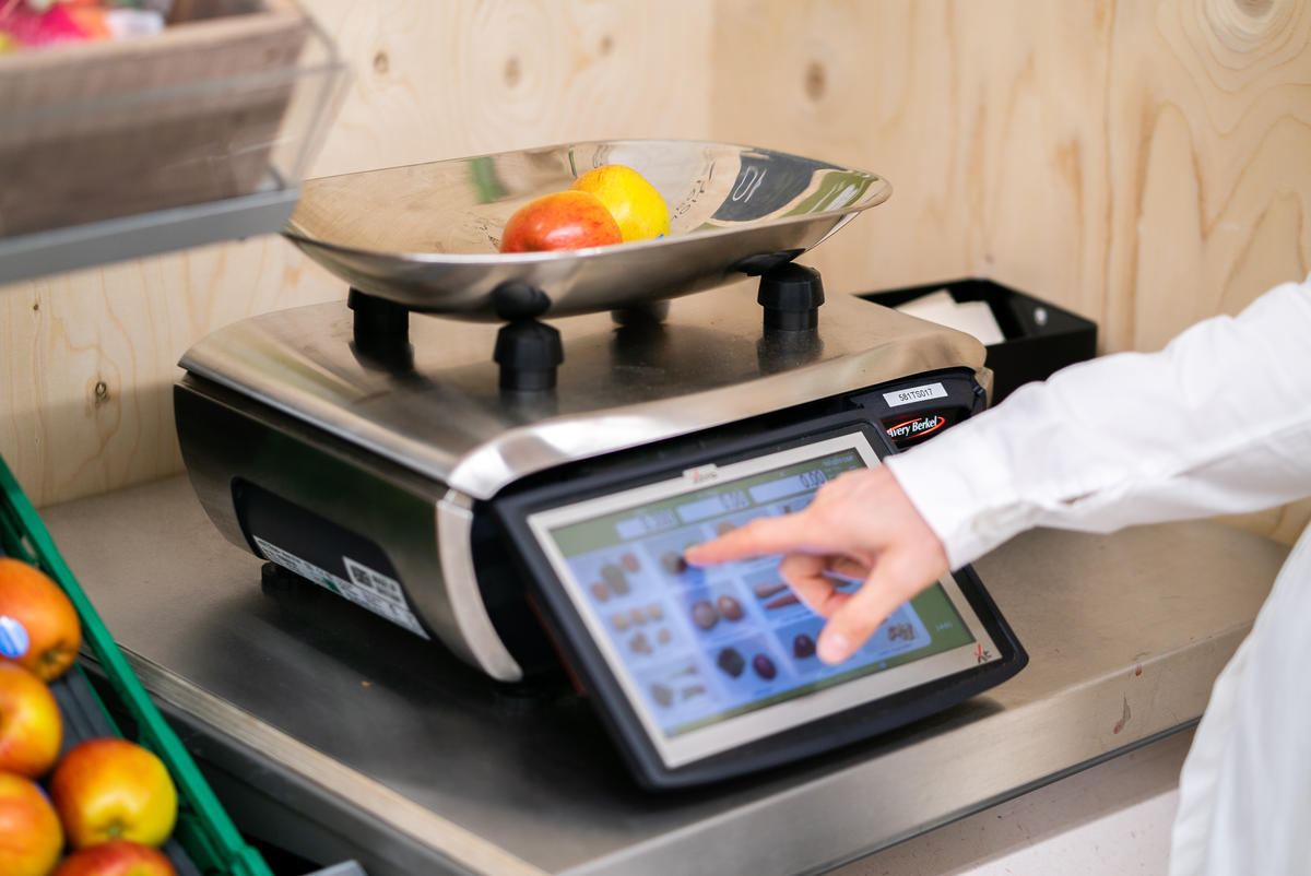 Scales for Weighing Loose Fruit. © Isabelle Rose Povey / Greenpeace