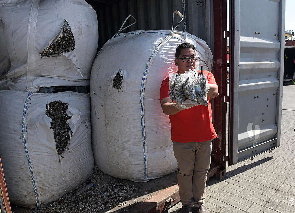 Hong Kong E-waste Re-Exportation from the Philippines. © Froilan Gallardo / Greenpeace