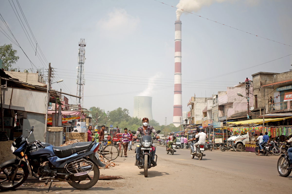 Motorcyclist with N95 Respirator in Chhattisgarh. © Sri Kolari / Greenpeace