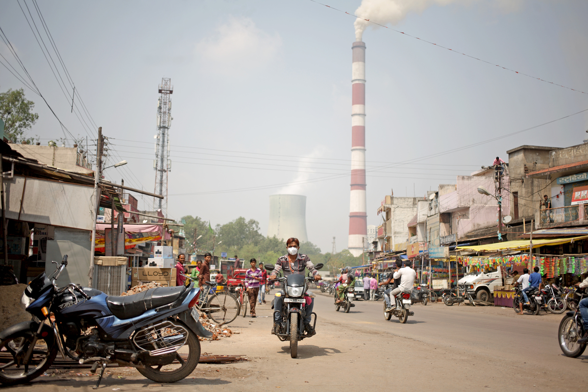 Motorcyclist with N95 Respirator in Chhattisgarh. © Sri Kolari / Greenpeace Motorcyclist with N95 Respirator in Chhattisgarh. © Sri Kolari / Greenpeace