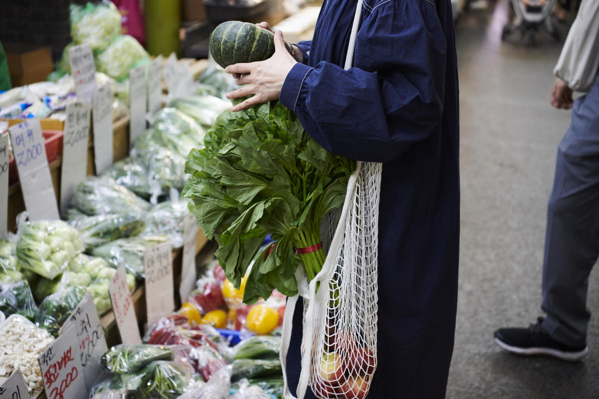 Plastic-Free Shopping Practices in Mangwon Market, Seoul. © Jung Park / Greenpeace