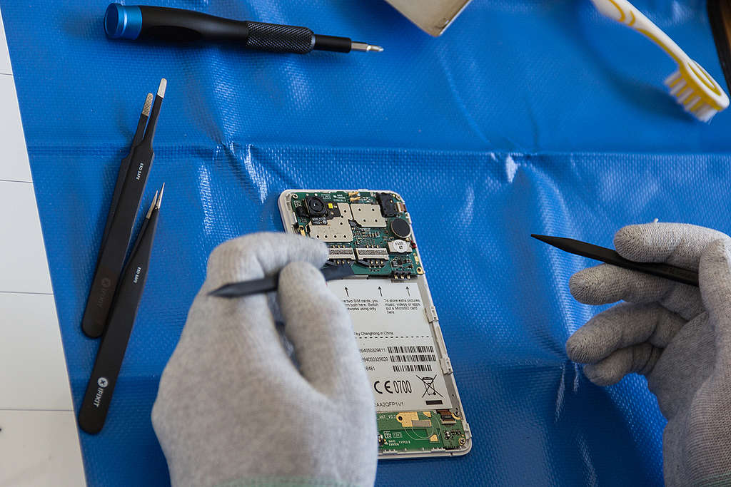 Repair Cafe at Greenpeace Office in Hamburg. © Greenpeace / Tobias Goebbels