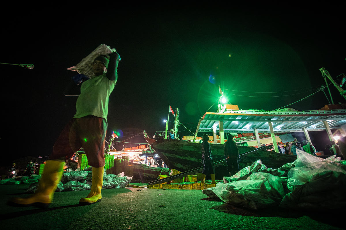 Migrant Fishermen in Indonesia. © Jurnasyanto Sukarno / Greenpeace