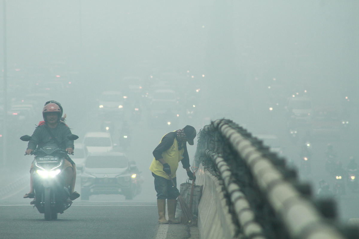 Haze in Palembang, South Sumatra. © Muhammad Tohir / Greenpeace