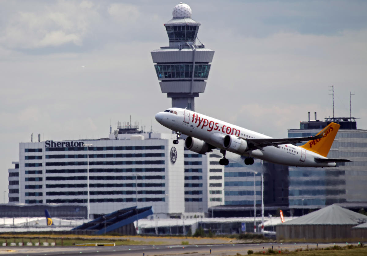 Schiphol Airport in the Netherlands. © Marten  van Dijl / Greenpeace