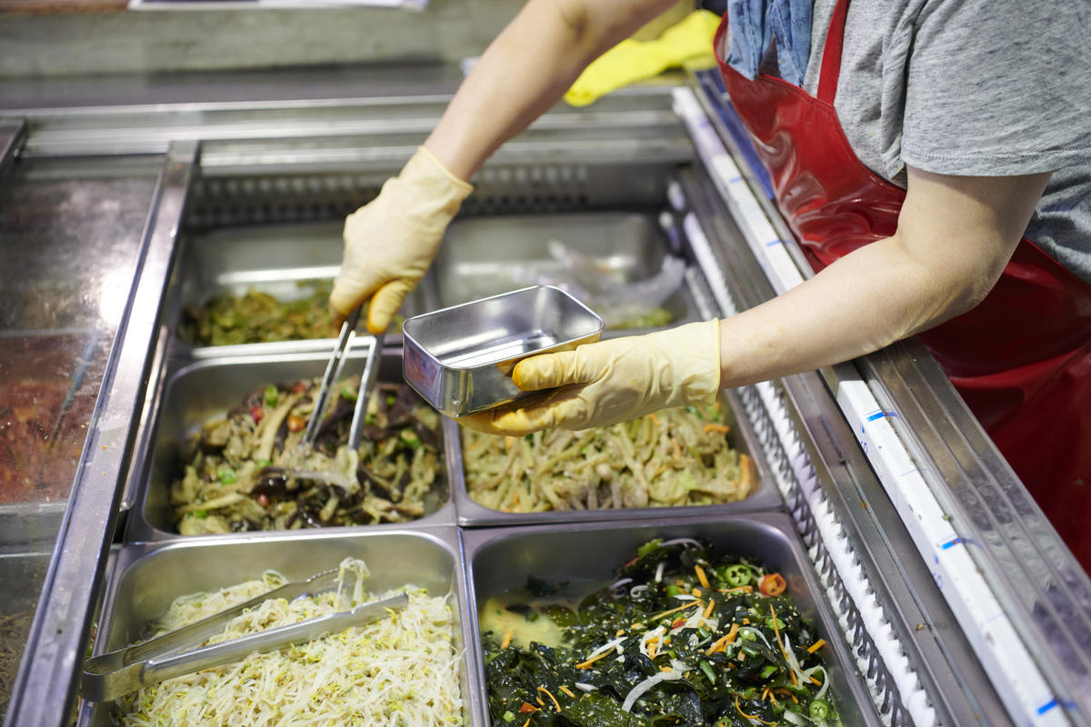 Plastic-Free Shopping Practices in Mangwon Market, Seoul. © Jung Park / Greenpeace