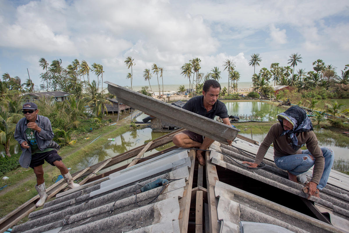 Pabuk Cyclone in Thailand. © Chanklang Kanthong / Greenpeace Pabuk Cyclone in Thailand. © Chanklang Kanthong / Greenpeace
