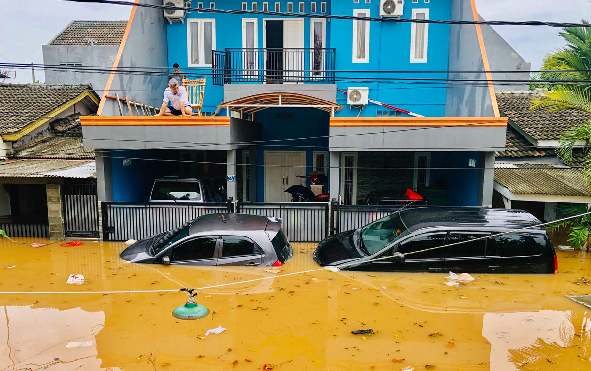 Floods in Jakarta. © Daviara / Greenpeace Floods in Jakarta. © Daviara / Greenpeace