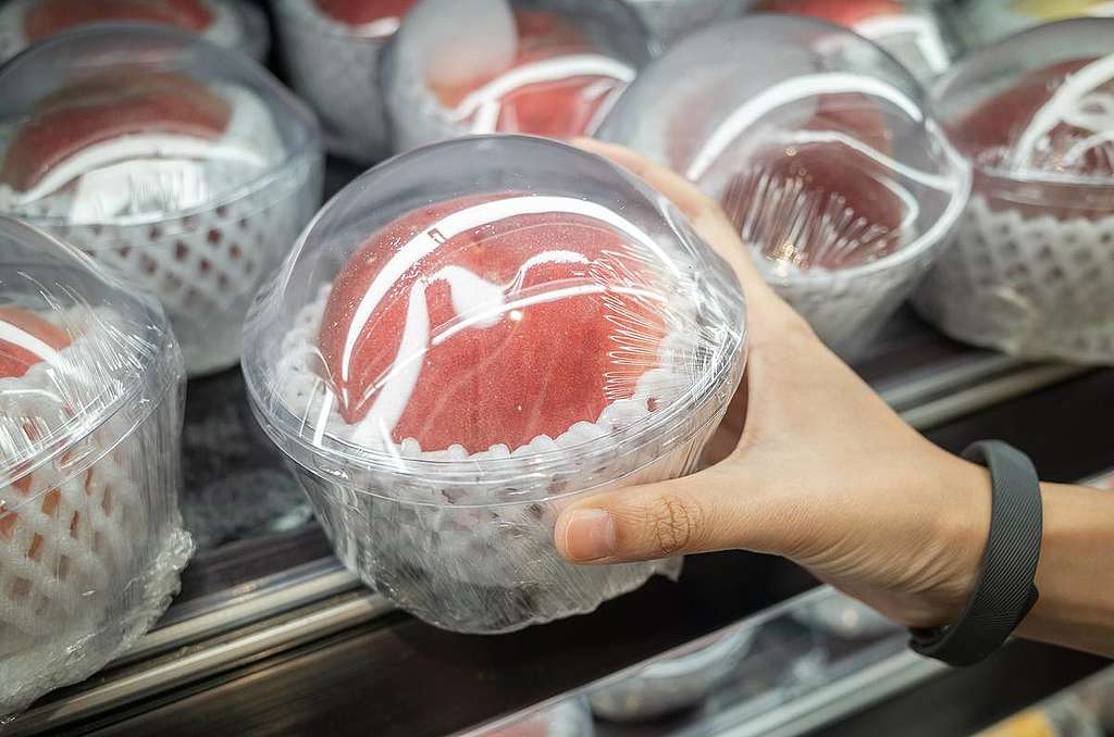 wraped-apple-in-supermarket wraped-apple-in-supermarket