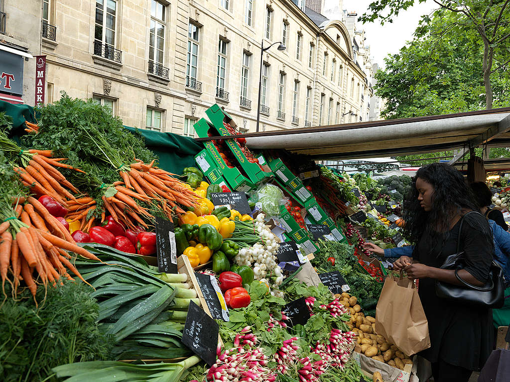 Ecological Produce at Farmers Market in Paris. © Peter Caton / Greenpeace Ecological Produce at Farmers Market in Paris. © Peter Caton / Greenpeace
